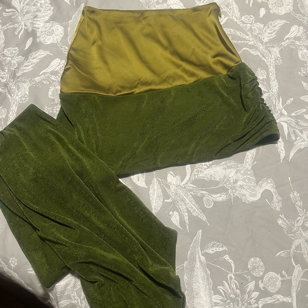 Khanum’s NWOT Olive Green Mini Skirt with Stretch Velvet Panel
Size S/6